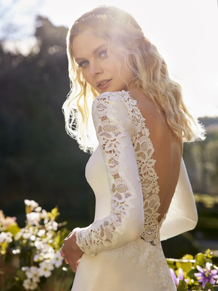 Extraordinary sheath crepe wedding dress with bateau neckline | Modes NZ